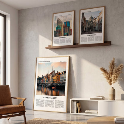 Drie ingelijste posters boven de bank in de woonkamer met Kopenhagen Fotoposter – Kleur in het groot