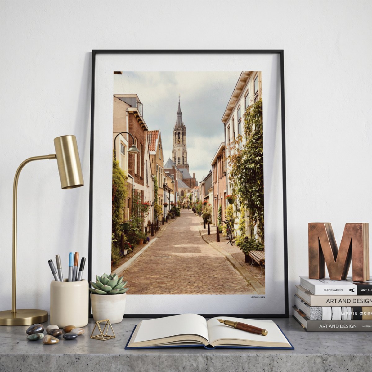 Delft Klassiek fotoposter op bureau in kamer - Kleur