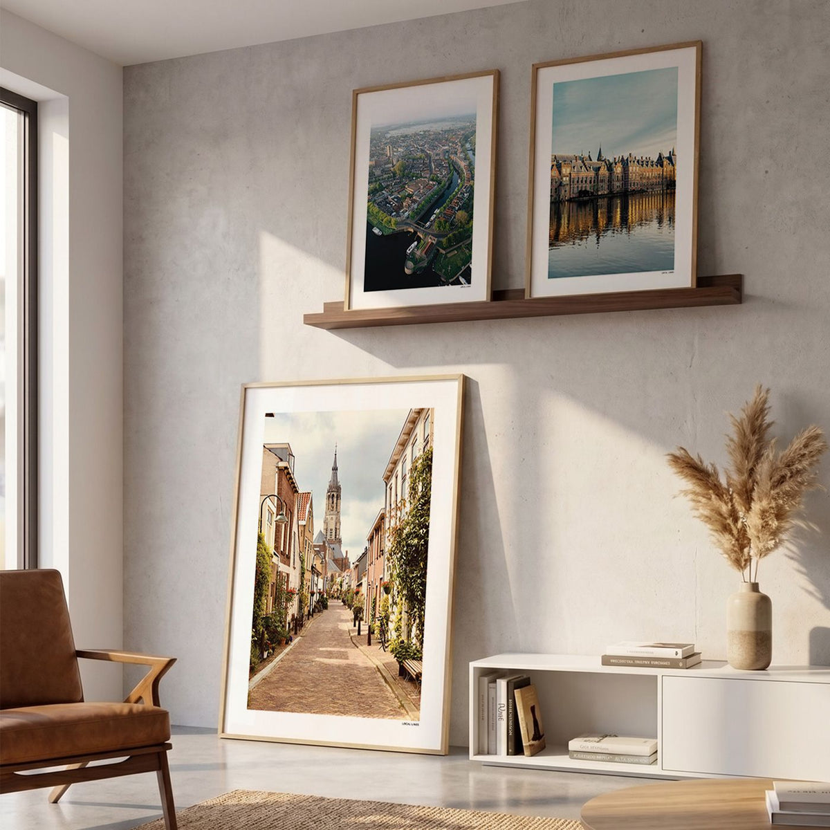 Drie fotoposters in woonkamer interieur - Kleur