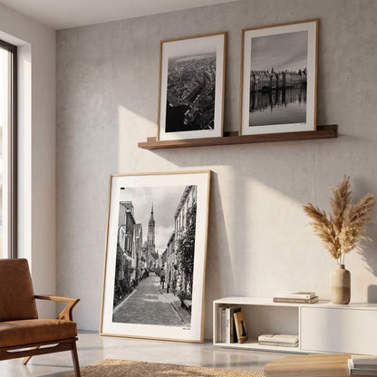 Drie fotoposters in woonkamer interieur - Zwart-Wit
