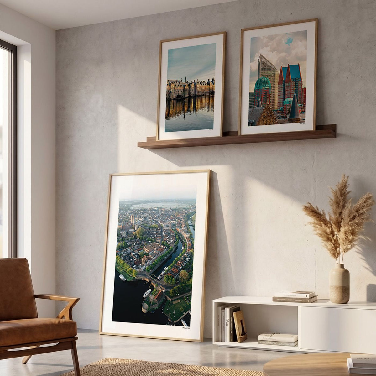 Drie fotoposters in woonkamer interieur - Kleur