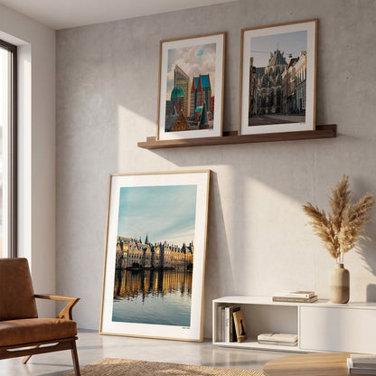 Drie fotoposters in woonkamer interieur - Kleur