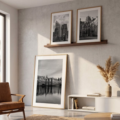 Drie fotoposters in woonkamer interieur - Zwart-Wit