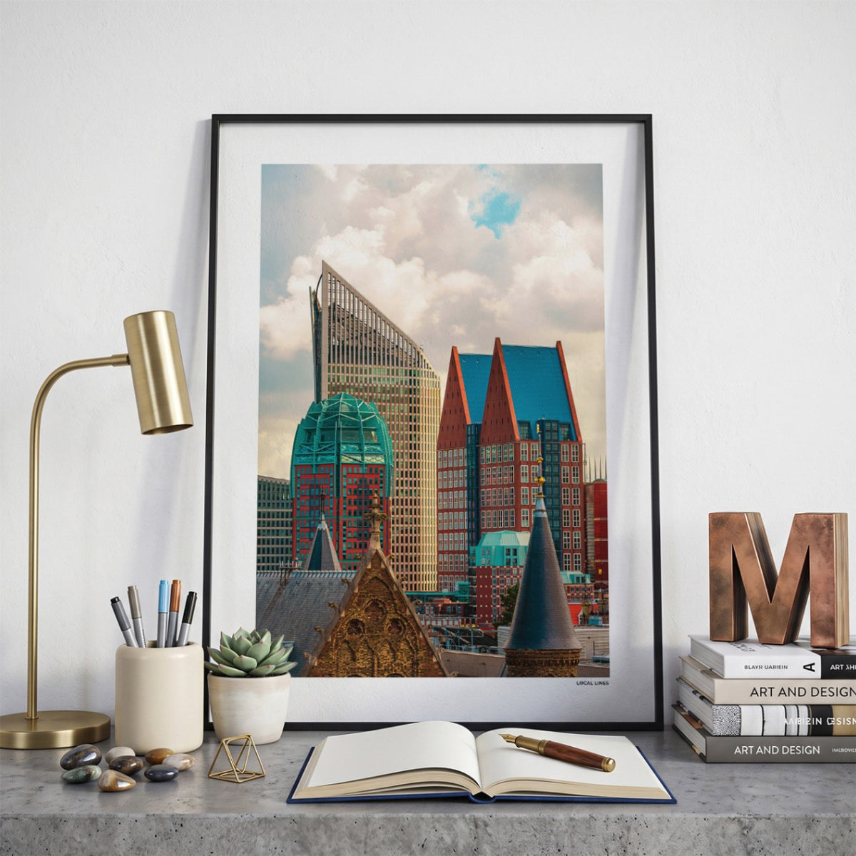 Den Haag Skyline fotoposter op bureau in kamer - Kleur