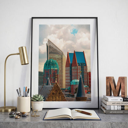 Den Haag Skyline fotoposter op bureau in kamer - Kleur
