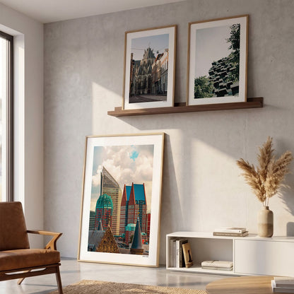 Drie fotoposters in woonkamer interieur - Kleur