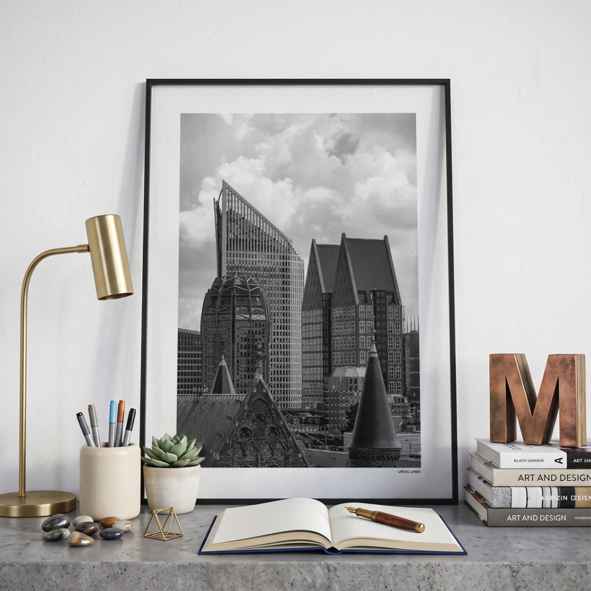 Den Haag Skyline fotoposter op bureau in kamer - Zwart-Wit