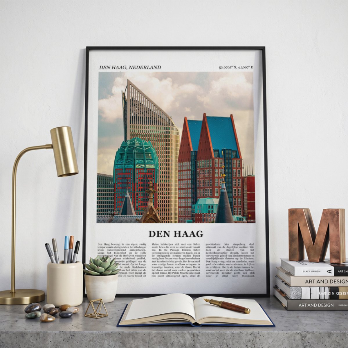 Ingelijste Den Haag Fotoposter – Kleur op een bureau in zwarte fotolijst