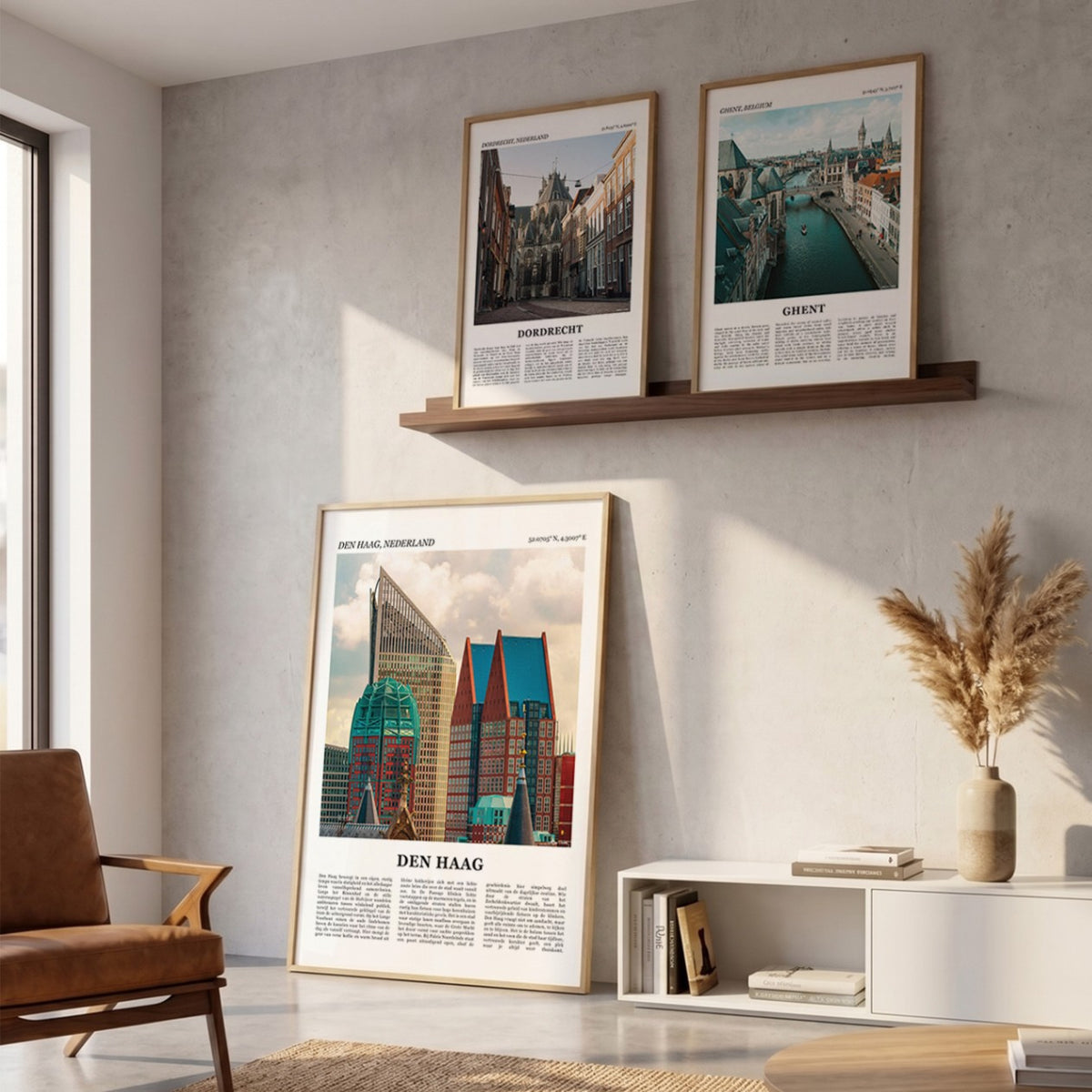 Drie ingelijste posters boven de bank in de woonkamer met Den Haag Fotoposter – Kleur in het groot