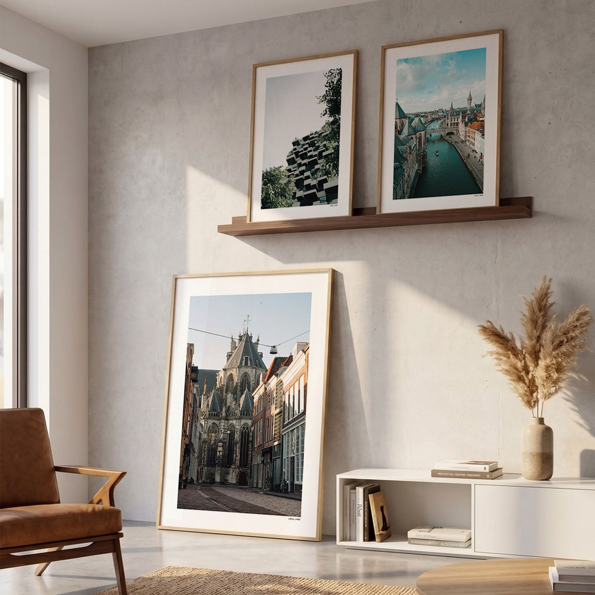 Drie fotoposters in woonkamer interieur - Kleur