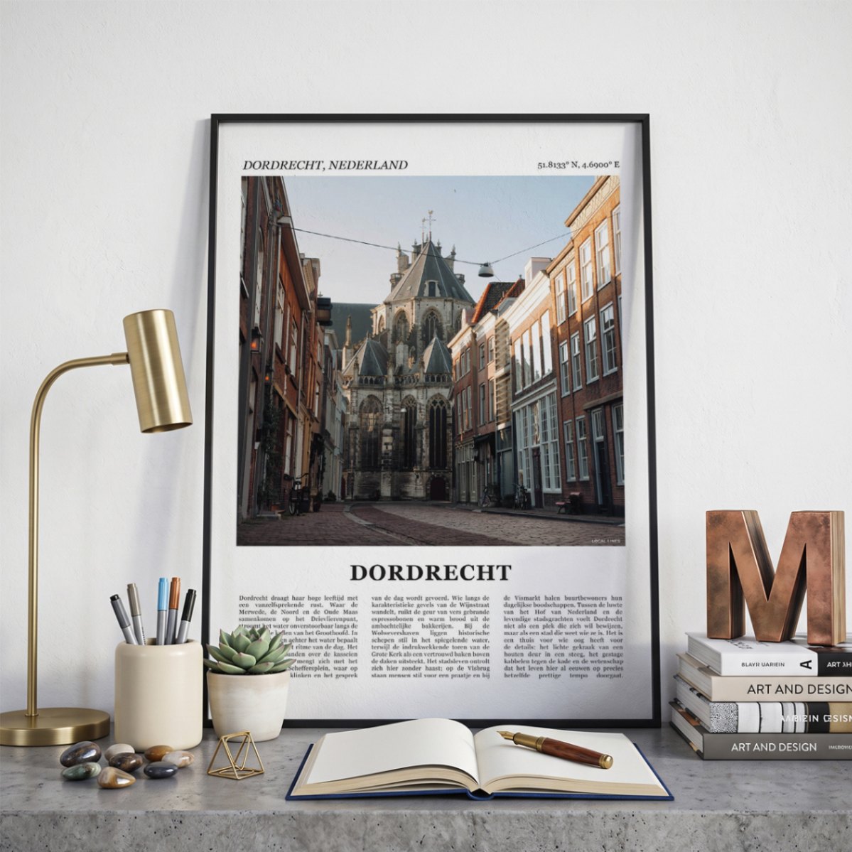 Ingelijste Dordrecht Fotoposter – Kleur op een bureau in zwarte fotolijst