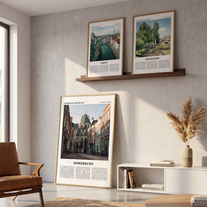 Drie ingelijste posters boven de bank in de woonkamer met Dordrecht Fotoposter – Kleur in het groot
