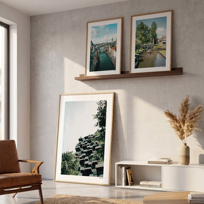 Drie fotoposters in woonkamer interieur - Kleur