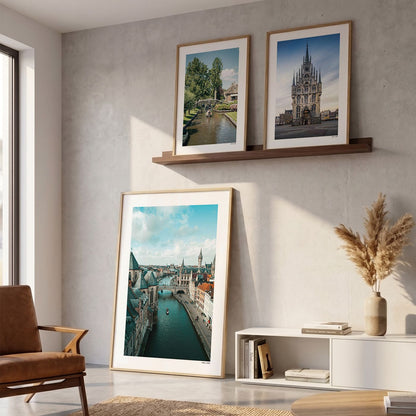 Drie fotoposters in woonkamer interieur - Kleur