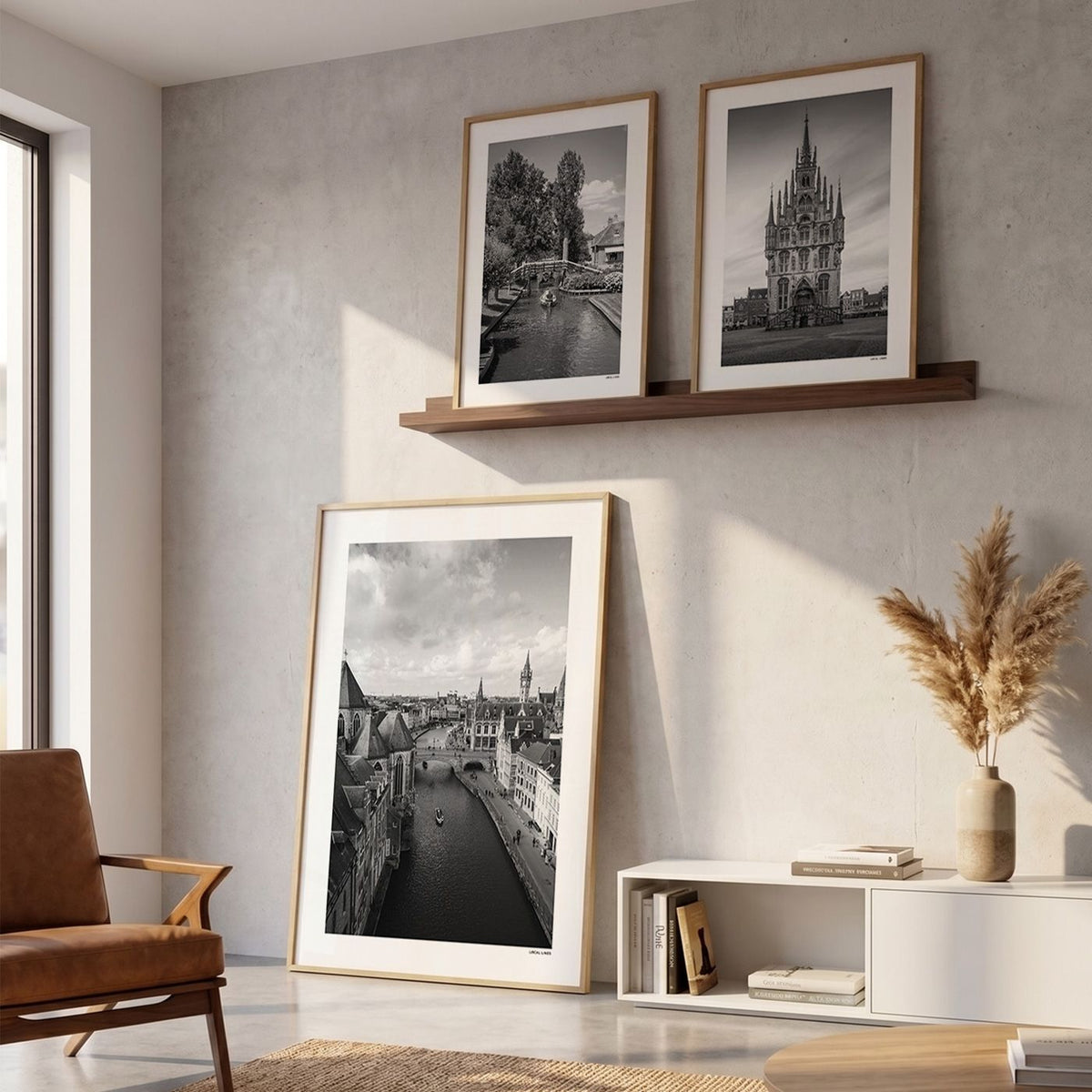 Drie fotoposters in woonkamer interieur - Zwart-Wit