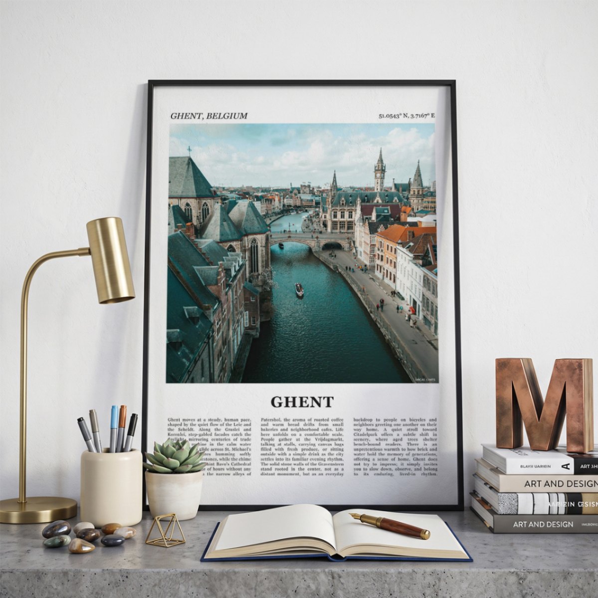 Ingelijste Gent Fotoposter – Kleur op een bureau in zwarte fotolijst