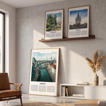 Drie ingelijste posters boven de bank in de woonkamer met Gent Fotoposter – Kleur in het groot