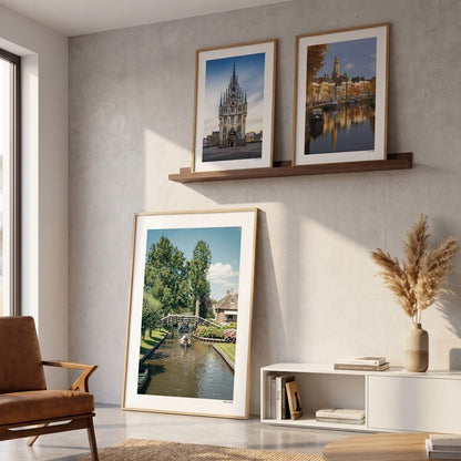 Drie fotoposters in woonkamer interieur - Kleur