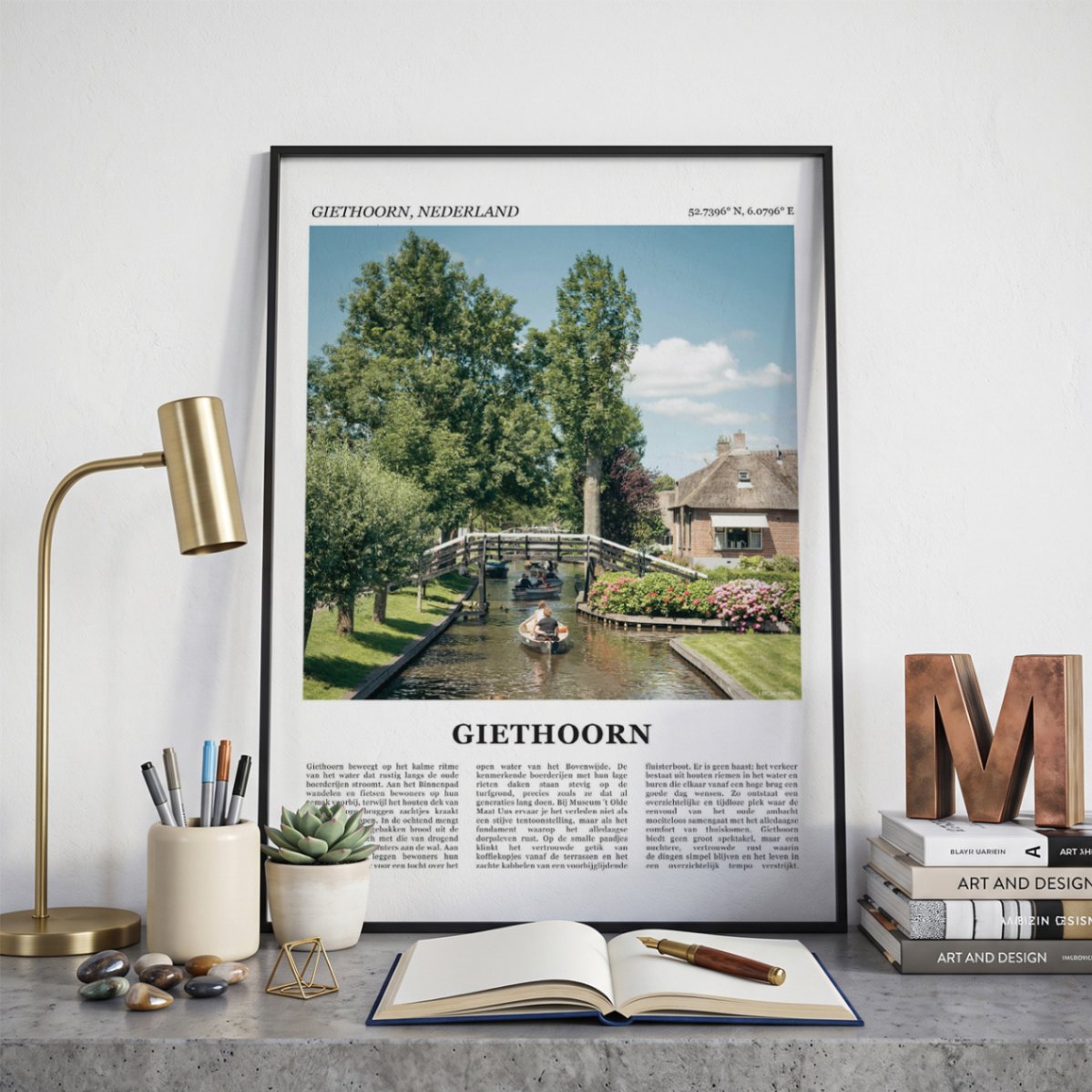 Ingelijste Giethoorn Fotoposter – Kleur op een bureau in zwarte fotolijst