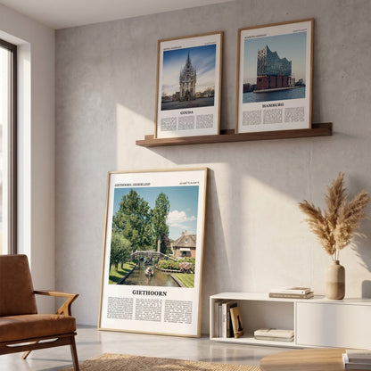 Drie ingelijste posters boven de bank in de woonkamer met Giethoorn Fotoposter – Kleur in het groot