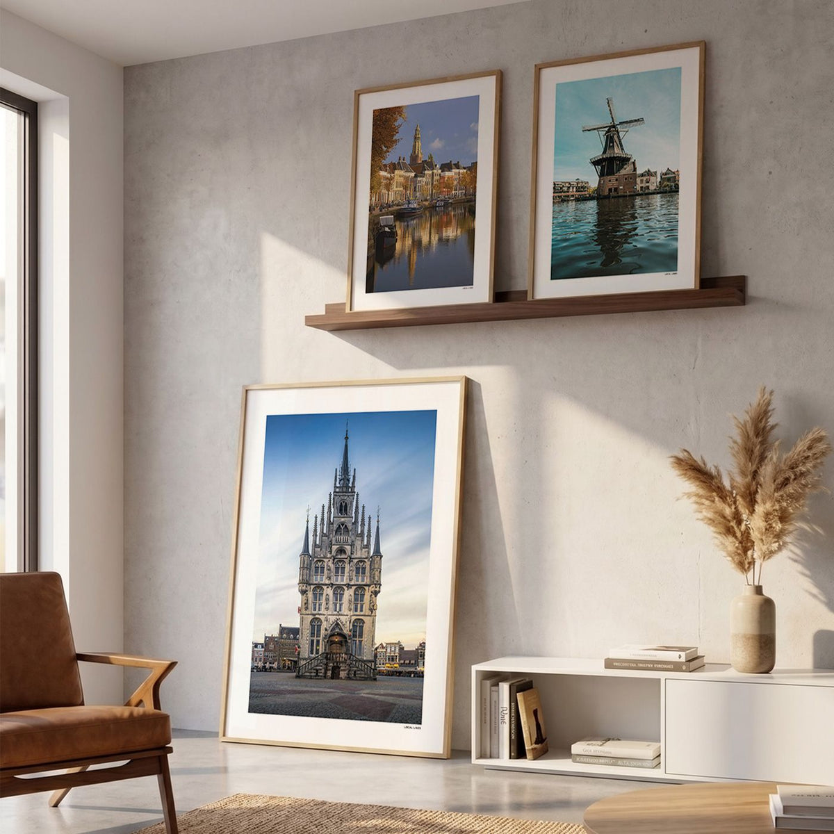 Drie fotoposters in woonkamer interieur - Kleur