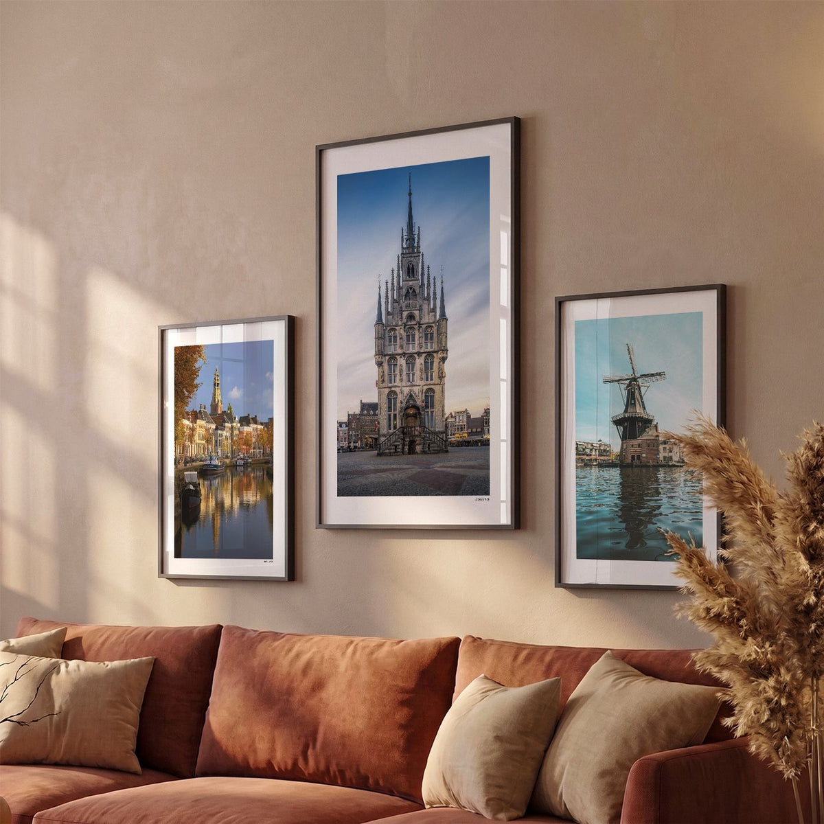 Drie Gouda Klassiek fotoposters boven bank wanddecoratie - Kleur