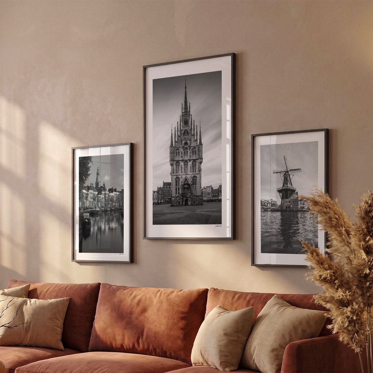 Drie Gouda Klassiek fotoposters boven bank wanddecoratie - Zwart-Wit