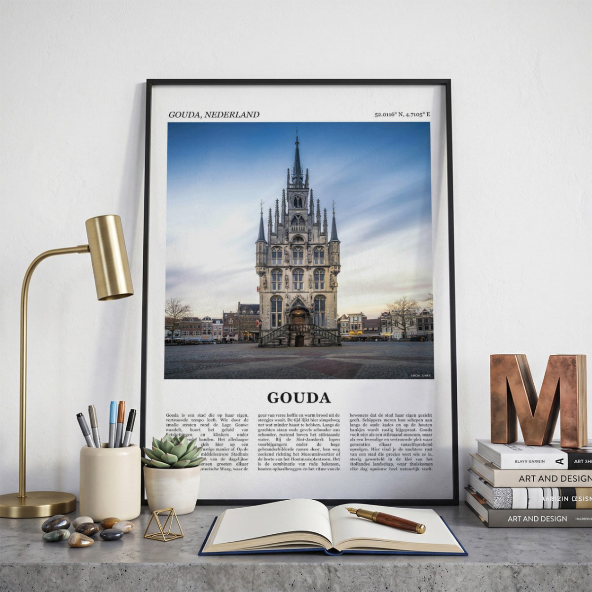 Ingelijste Gouda Fotoposter – Kleur op een bureau in zwarte fotolijst