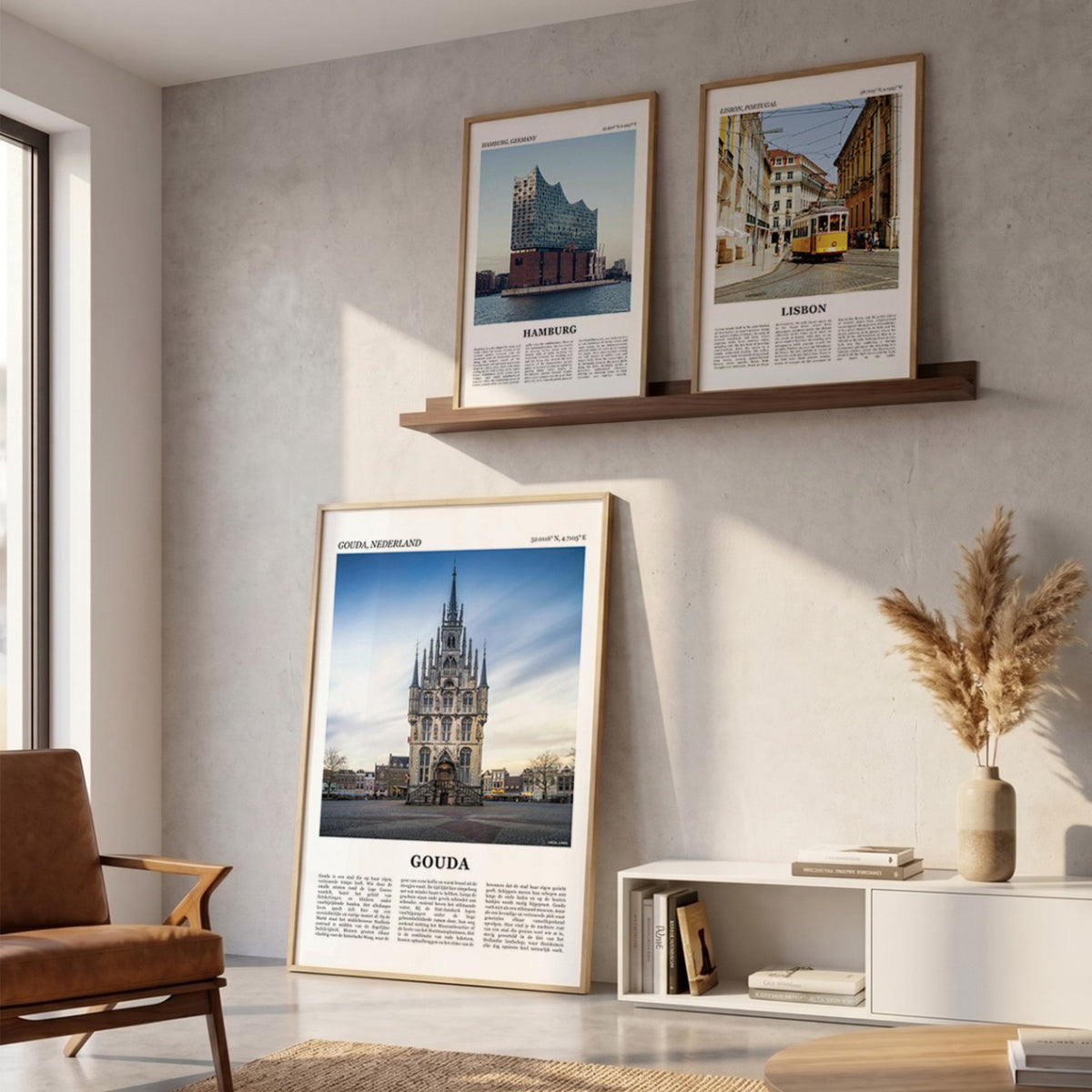 Drie ingelijste posters boven de bank in de woonkamer met Gouda Fotoposter – Kleur in het groot