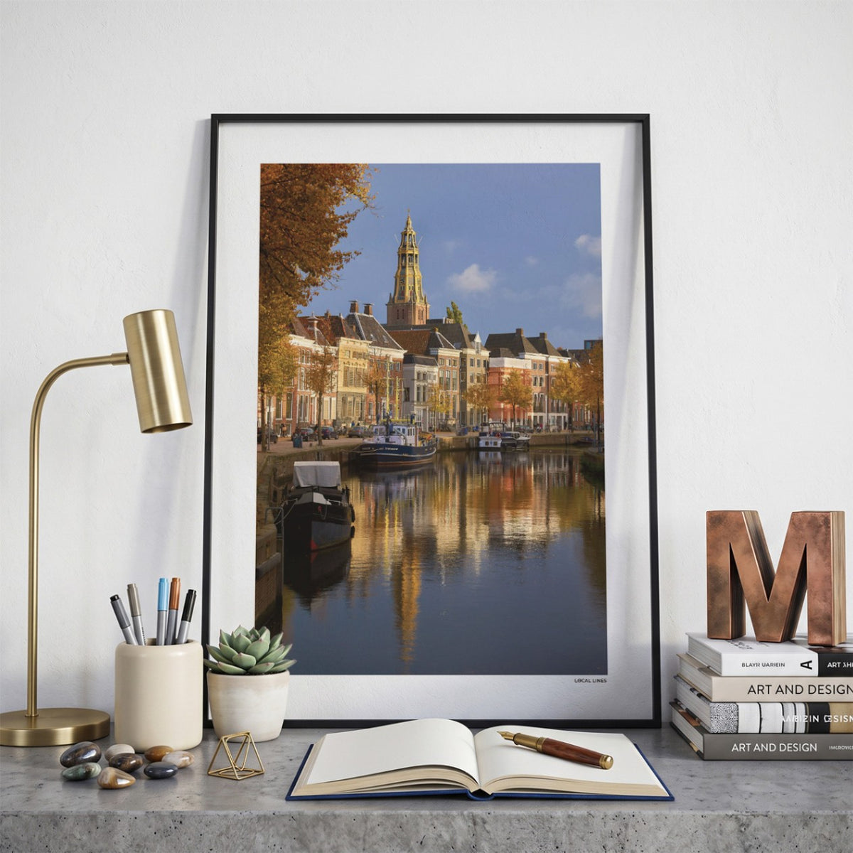 Groningen Klassiek fotoposter op bureau in kamer - Kleur