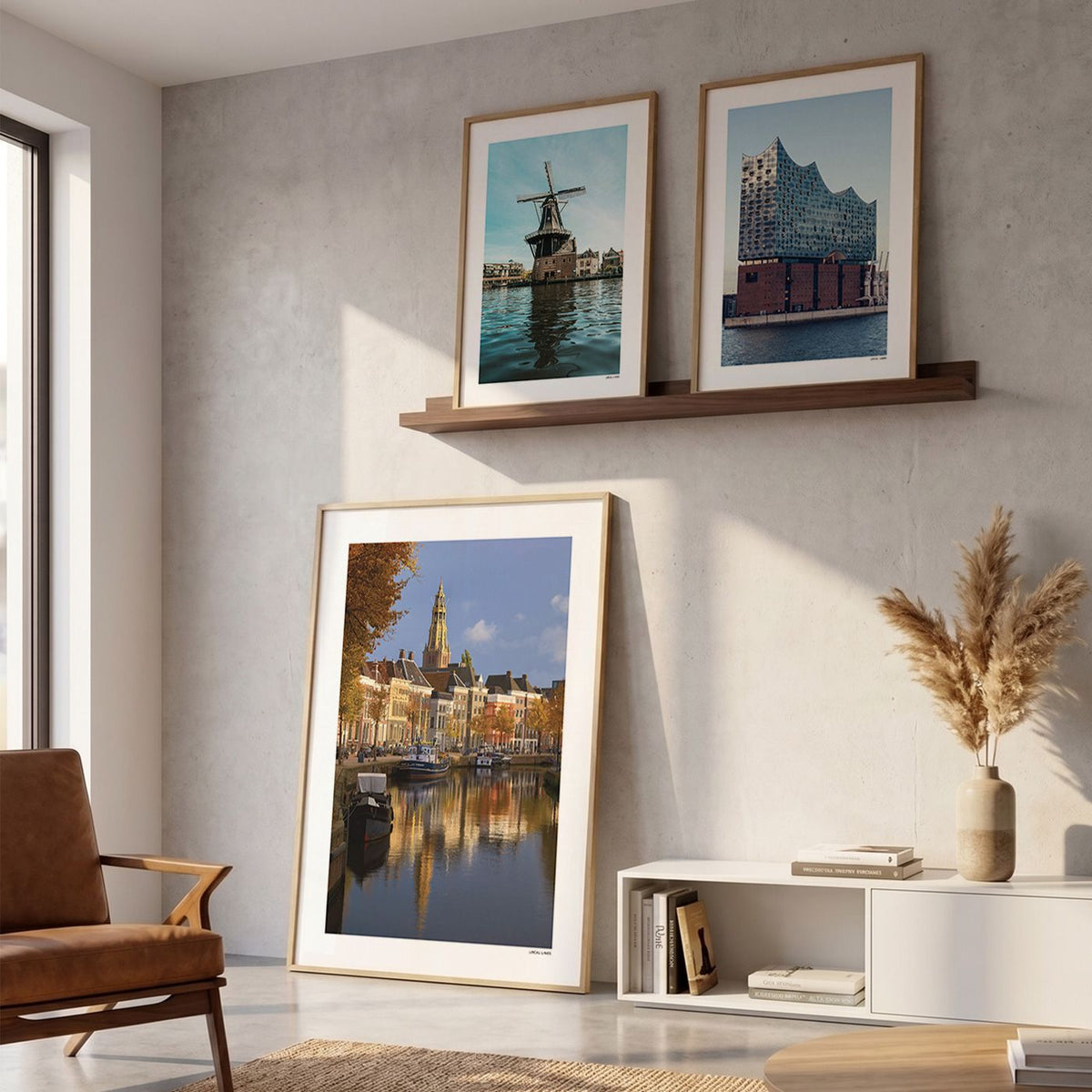 Drie fotoposters in woonkamer interieur - Kleur