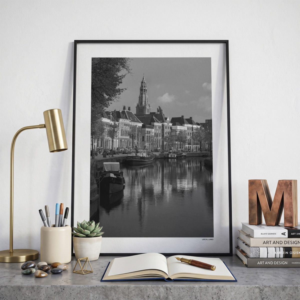 Groningen Klassiek fotoposter op bureau in kamer - Zwart-Wit