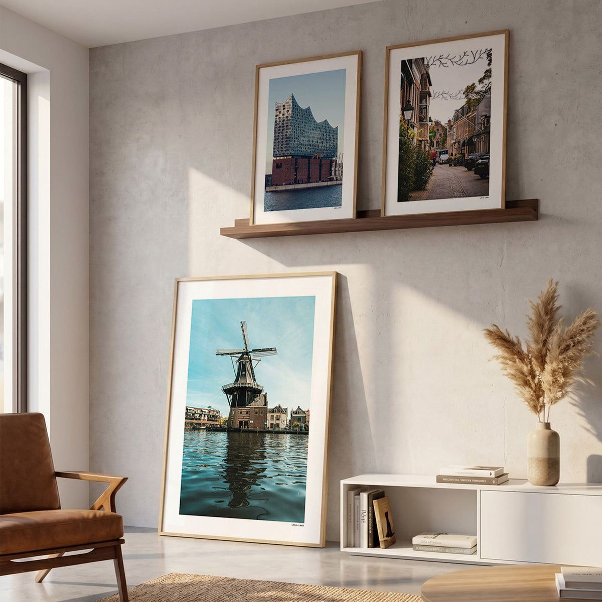Drie fotoposters in woonkamer interieur - Kleur