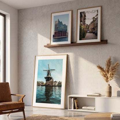 Drie fotoposters in woonkamer interieur - Kleur