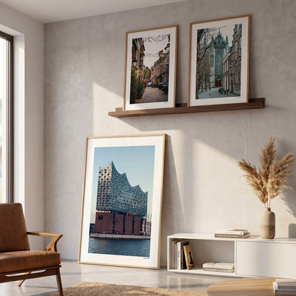 Drie fotoposters in woonkamer interieur - Kleur