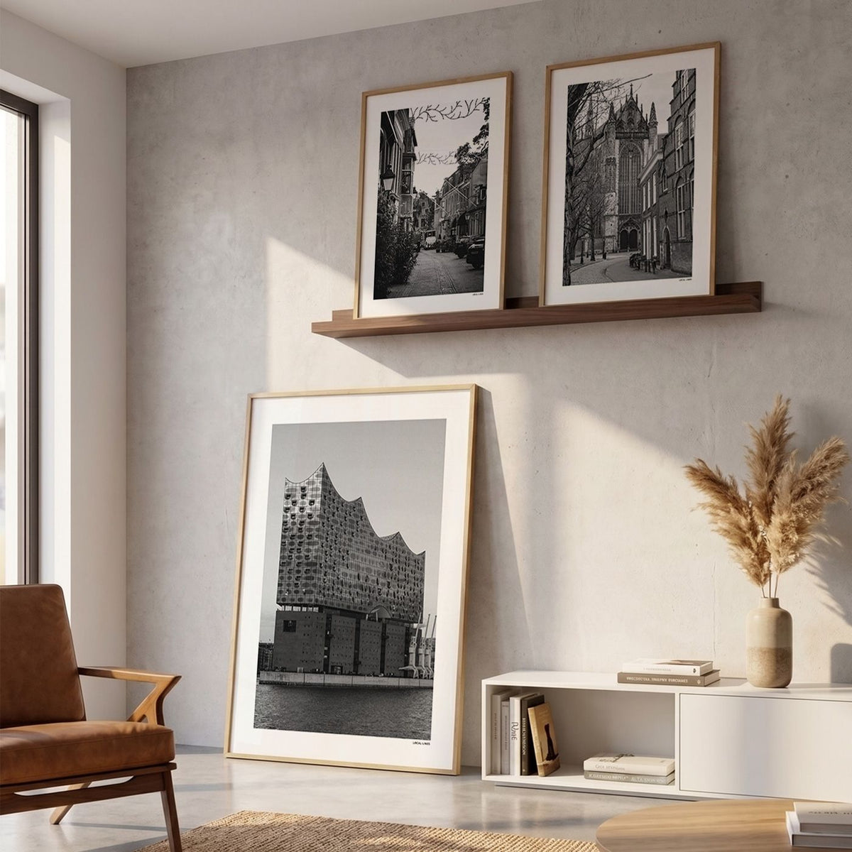 Drie fotoposters in woonkamer interieur - Zwart-Wit