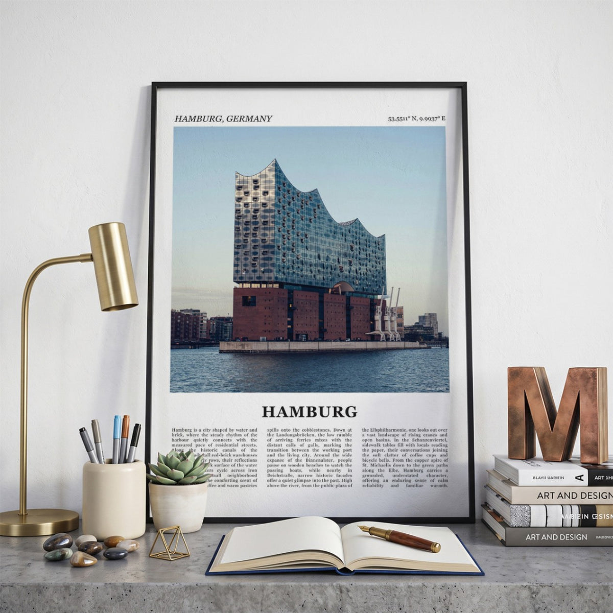 Ingelijste Hamburg Fotoposter – Kleur op een bureau in zwarte fotolijst