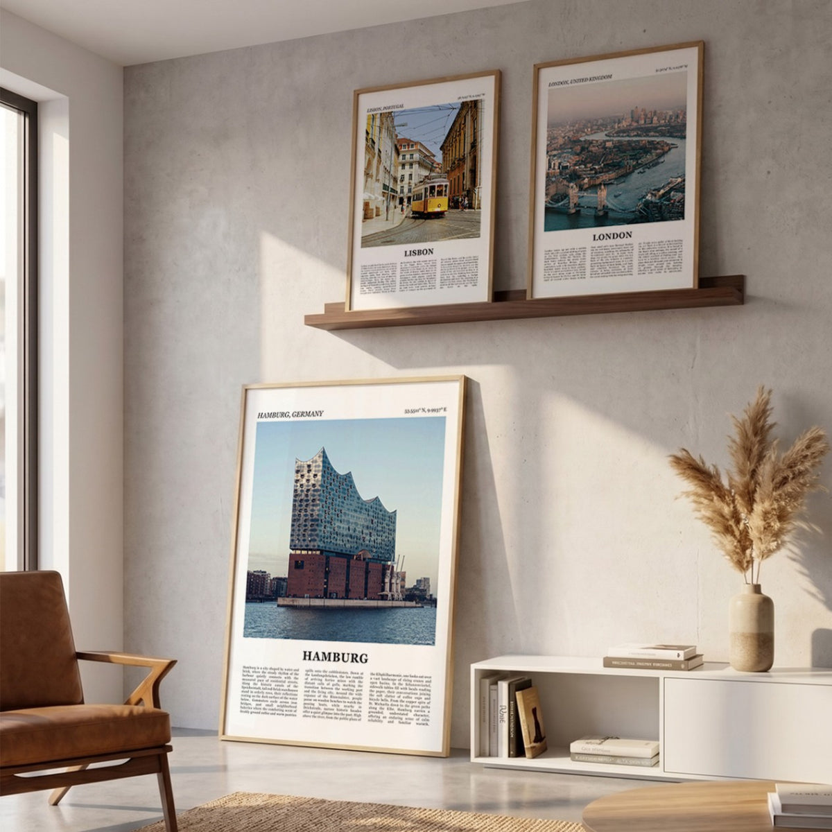 Drie ingelijste posters boven de bank in de woonkamer met Hamburg Fotoposter – Kleur in het groot