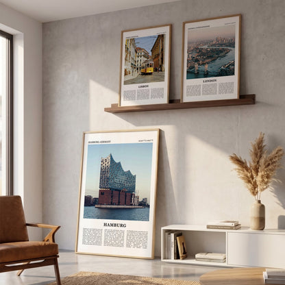 Drie ingelijste posters boven de bank in de woonkamer met Hamburg Fotoposter – Kleur in het groot