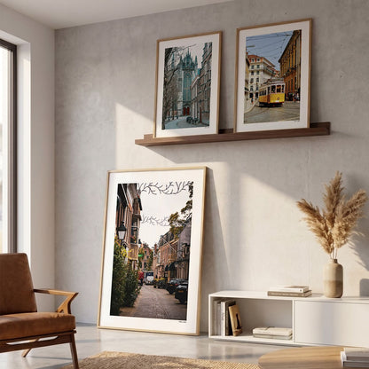Drie fotoposters in woonkamer interieur - Kleur