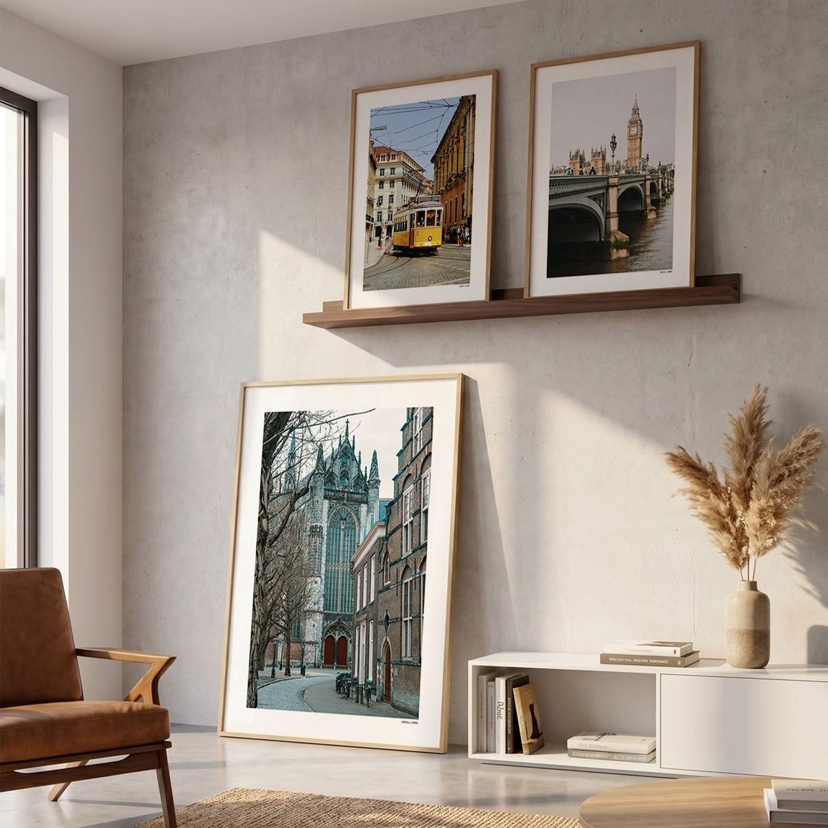 Drie fotoposters in woonkamer interieur - Kleur