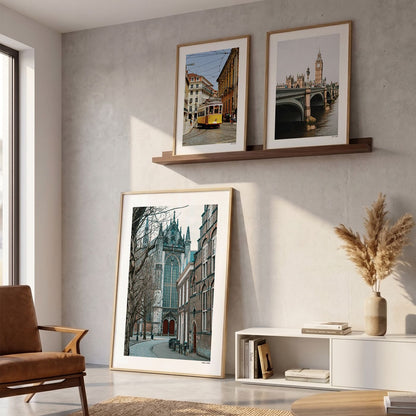 Drie fotoposters in woonkamer interieur - Kleur