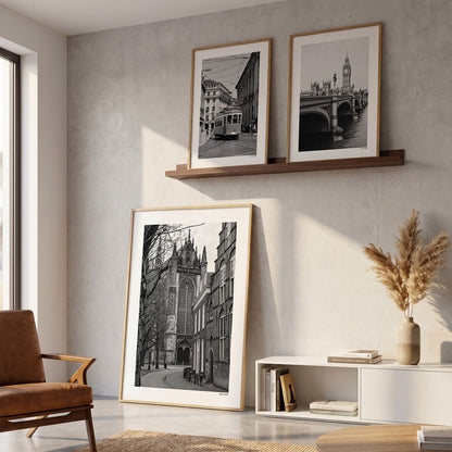 Drie fotoposters in woonkamer interieur - Zwart-Wit