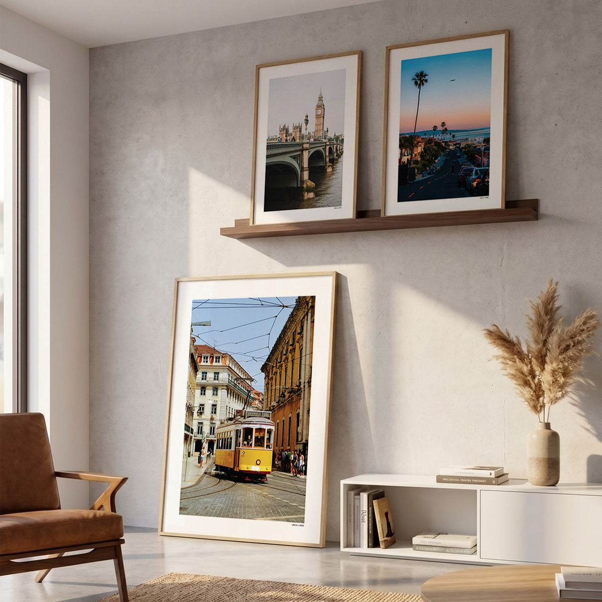 Drie fotoposters in woonkamer interieur - Kleur