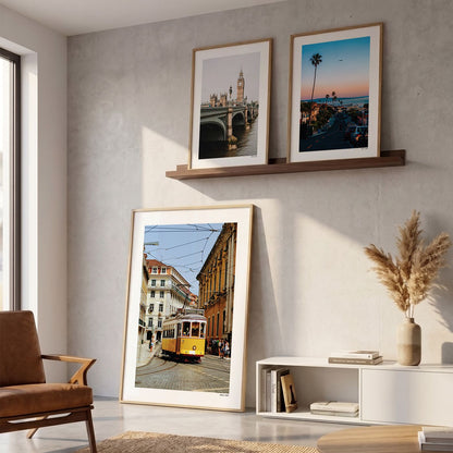 Drie fotoposters in woonkamer interieur - Kleur