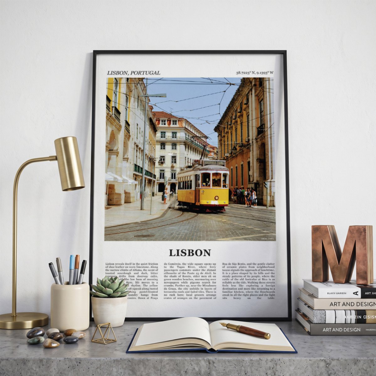 Ingelijste Lissabon Fotoposter – Kleur op een bureau in zwarte fotolijst