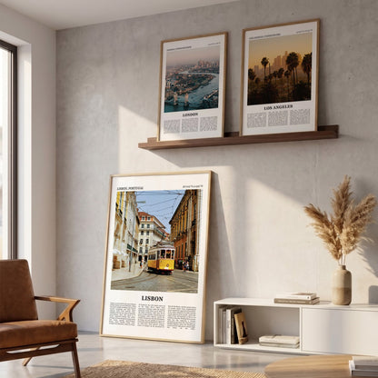 Drie ingelijste posters boven de bank in de woonkamer met Lissabon Fotoposter – Kleur in het groot