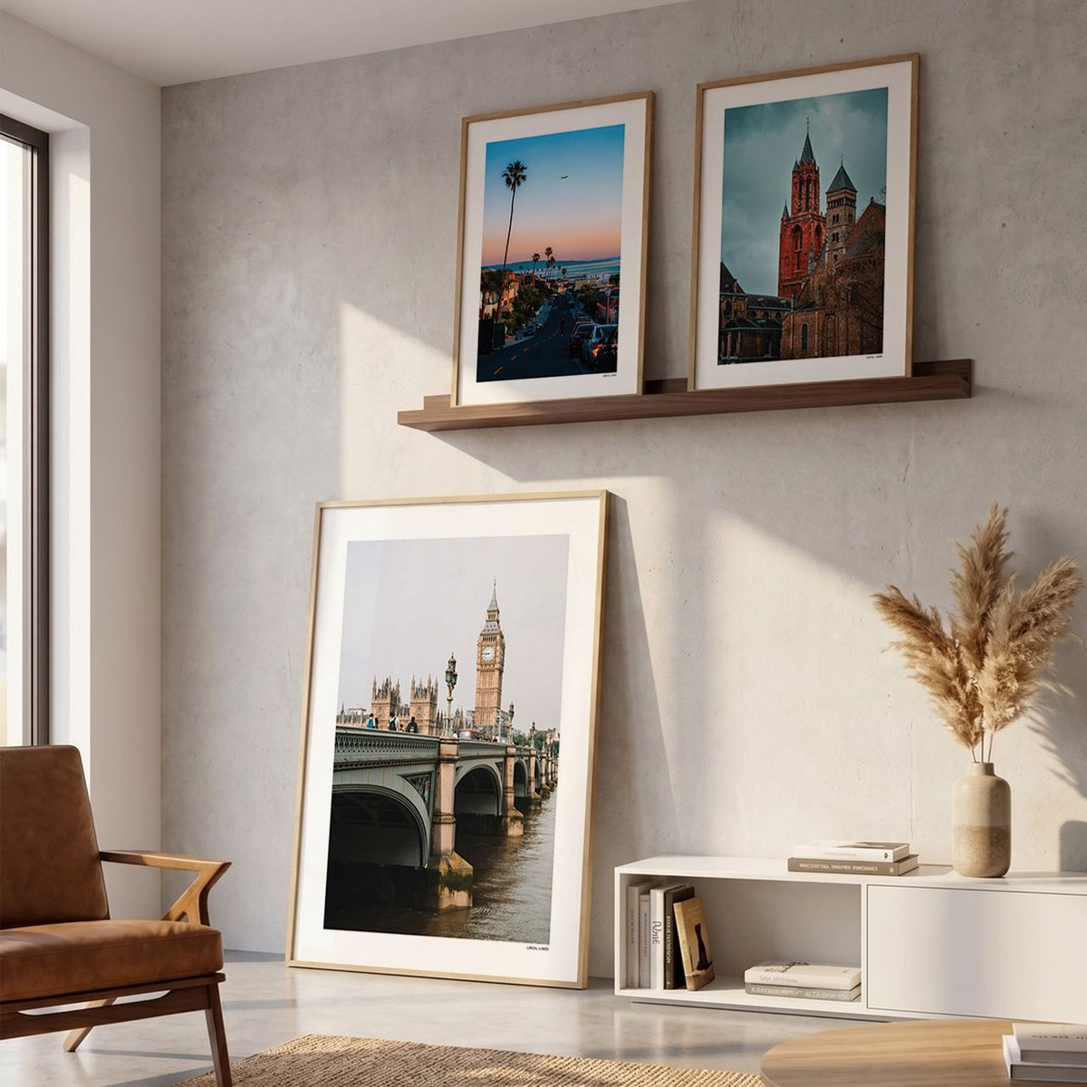 Drie fotoposters in woonkamer interieur - Kleur