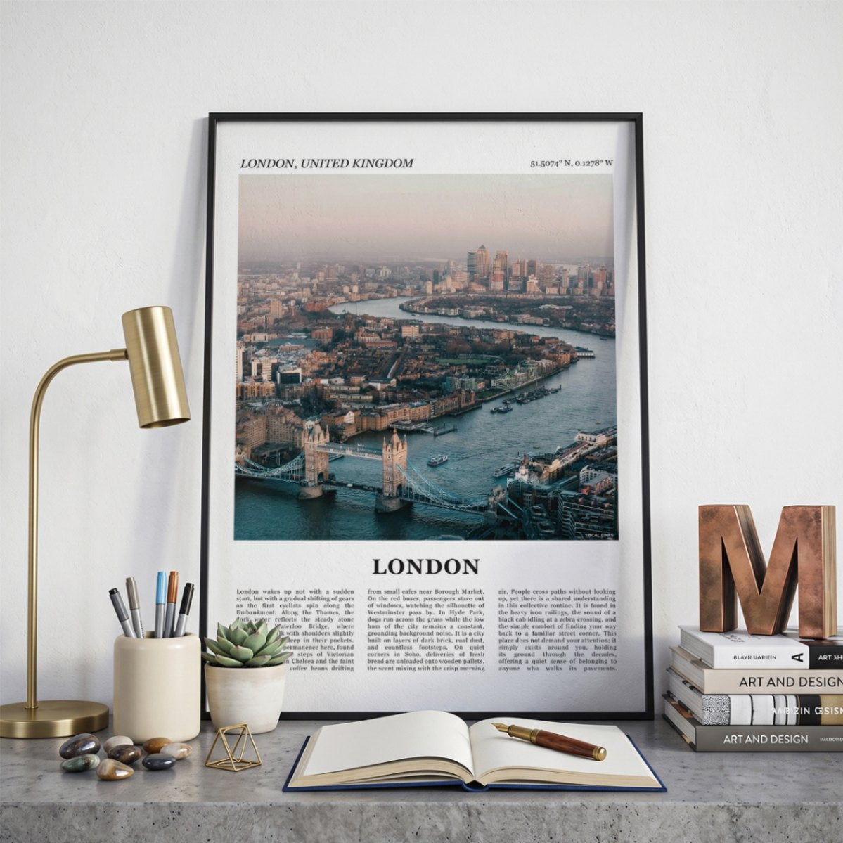 Ingelijste Londen Fotoposter – Kleur op een bureau in zwarte fotolijst