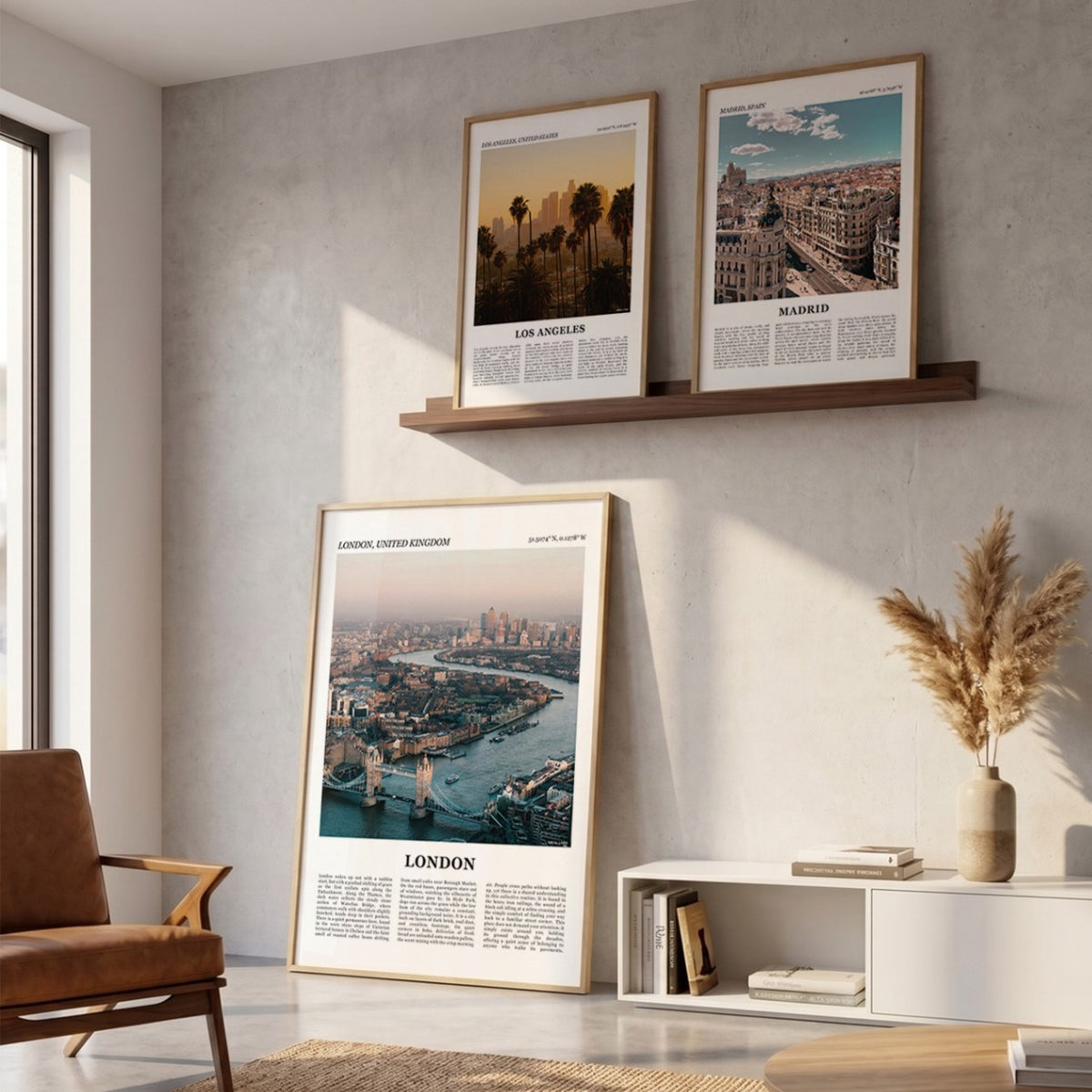 Drie ingelijste posters boven de bank in de woonkamer met Londen Fotoposter – Kleur in het groot